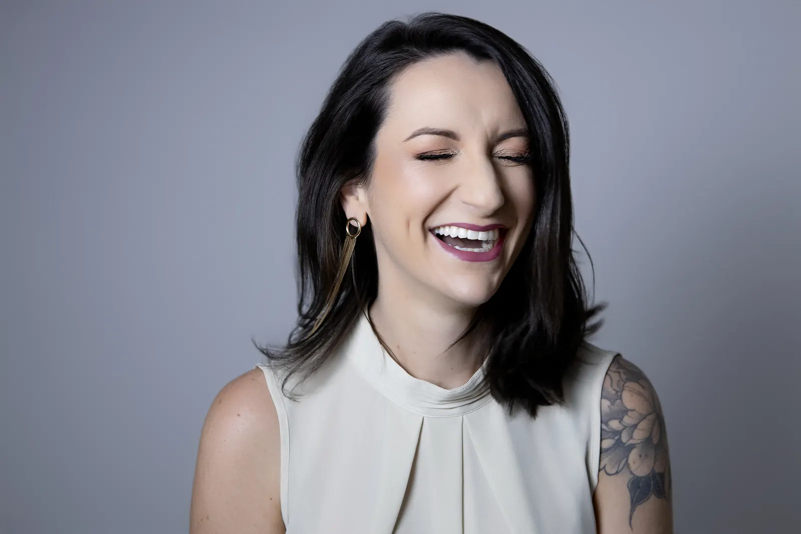 Julia Poltronieri sorrindo de forma descontraída